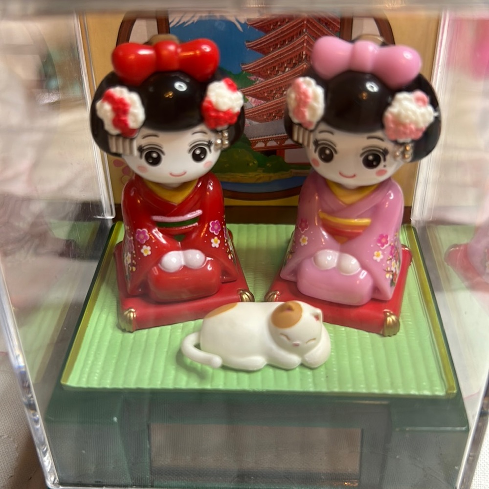 Maiko, cat and geisha figure. Solar powered from Japan